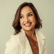 Indira Brandão sorrindo, em foto espontânea apresentada como polaroide