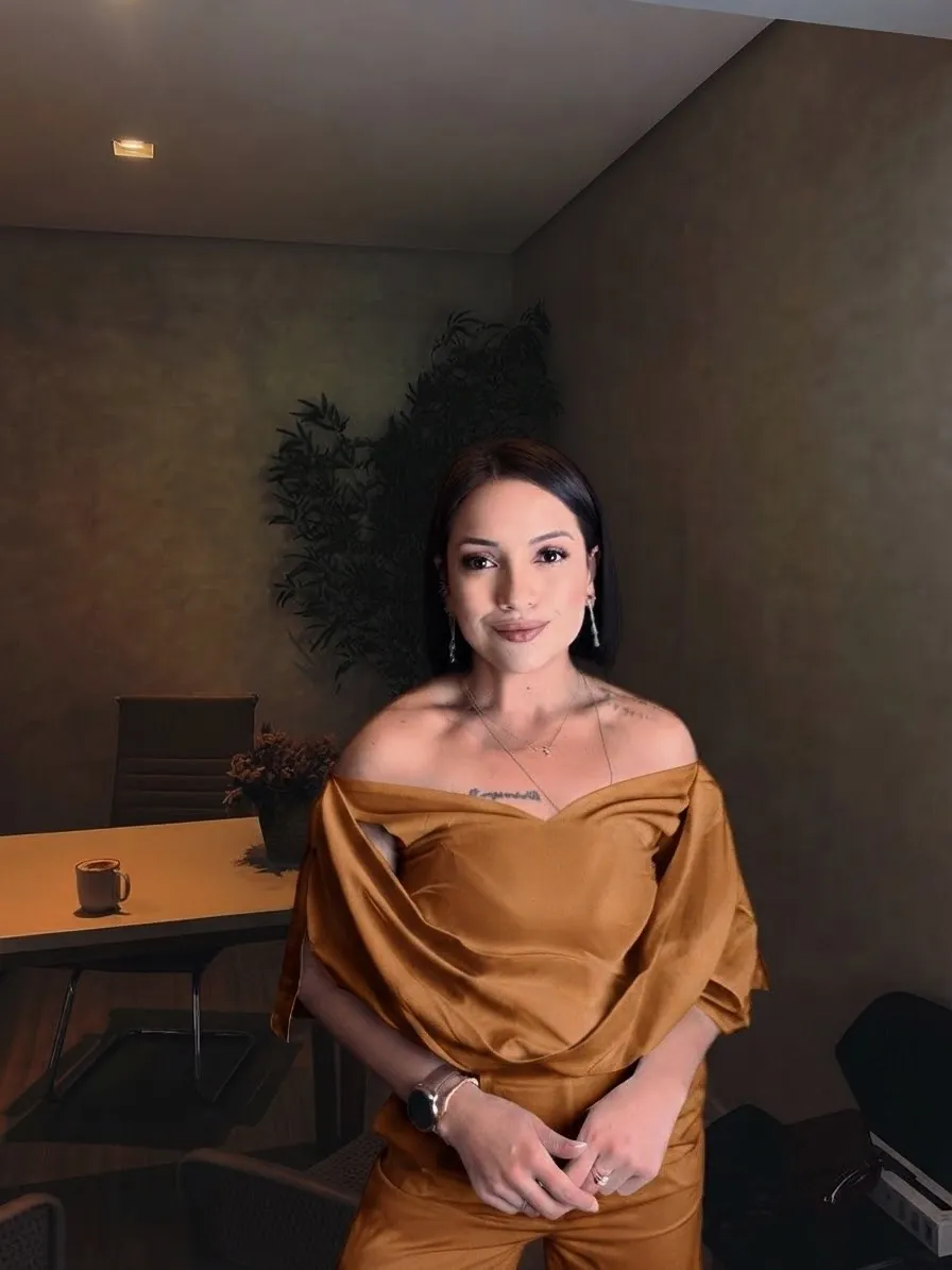 Retrato de Indira Brandão, estrategista de marca, mentora e criadora do Método Base